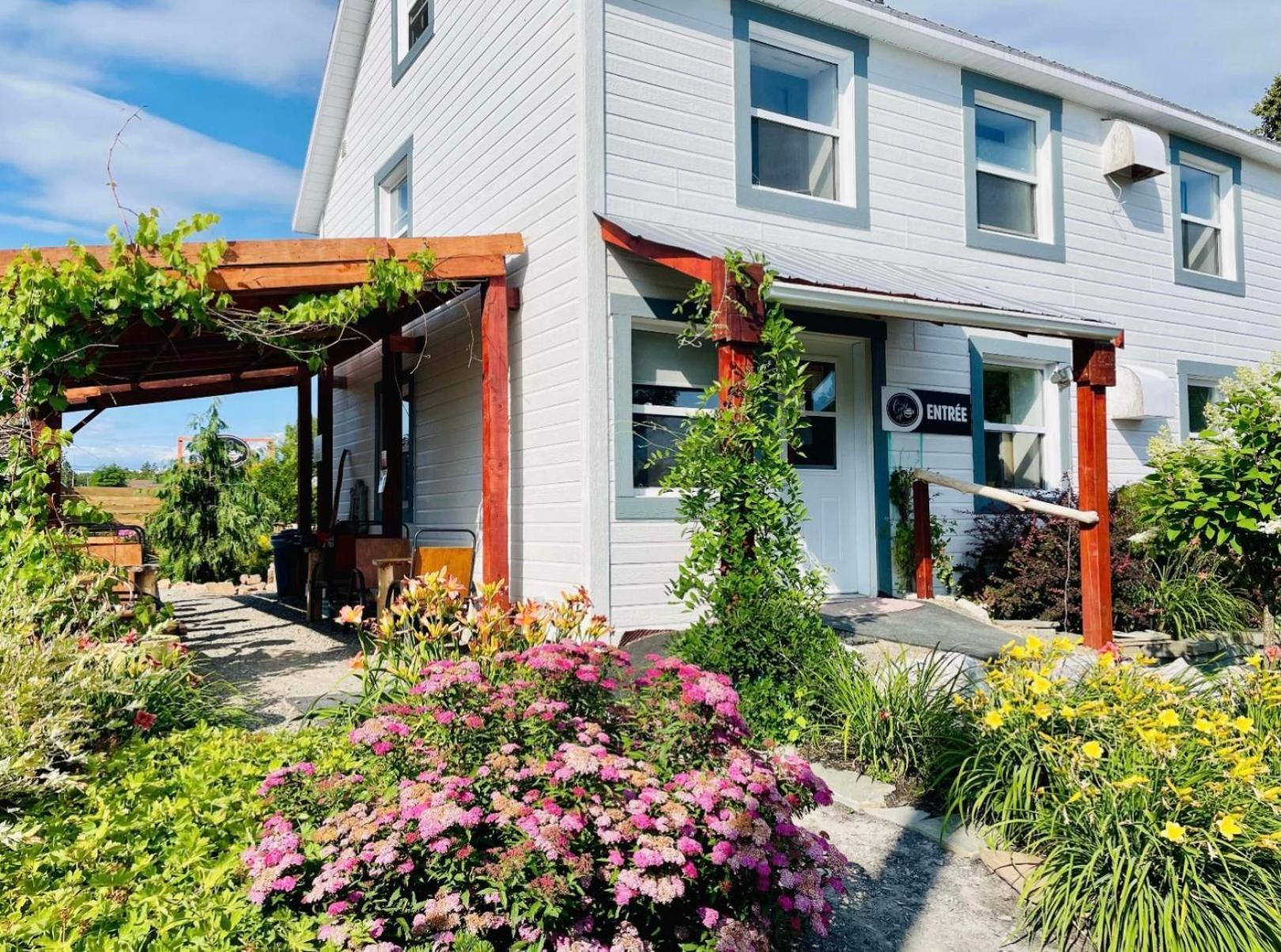 Hotel Le Vieux Poulailler Edifice Patrimonial New-Richmond Gaspesie New Richmond Exterior foto